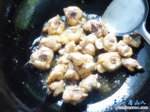 一日三餐系列之午餐 红烧鸡肉佐凉拌苦瓜与跳水四季豆，品味眉山家常风味